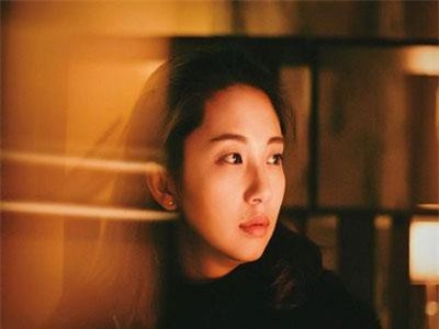 Chết lặng thấy chồng sửa bóng đèn cho cô hàng xóm trong hoàn cảnh trớ trêu này