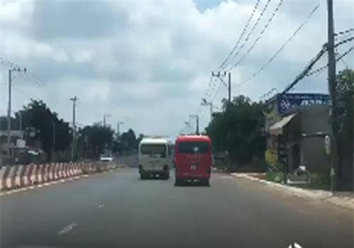 CLIP: Kinh hoàng cảnh hai xe khách lạng lách, chen nhau giữa đường