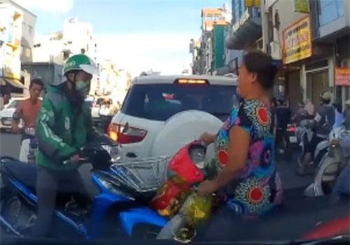 Xung đột giao thông, nam thanh niên dùng mũ bảo hiểm phang thẳng đầu phụ nữ