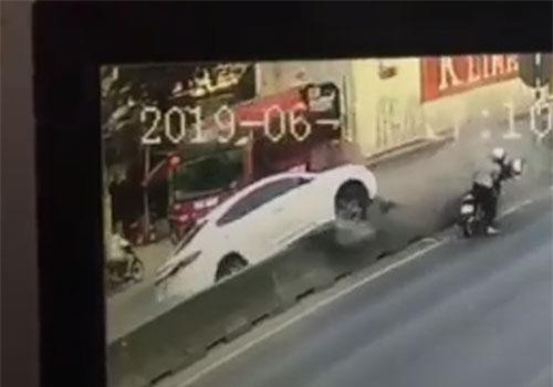 CLIP: ‘Tạt đầu’ xe container, ôtô con bị hất tung lên dải phân cách