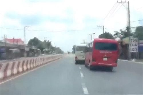 Xử lý nghiêm 2 xe khách phóng nhanh, đánh võng, tạt đầu nhau