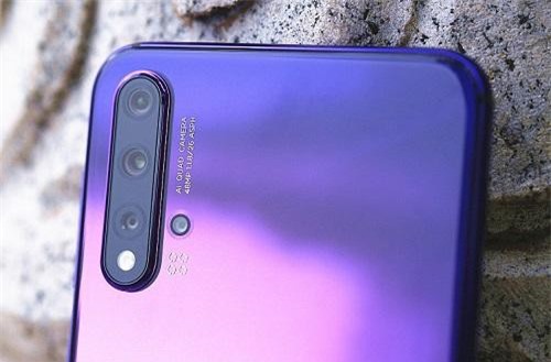 CLIP: Smartphone 4 camera sau, RAM 8 GB, giá 9,49 triệu