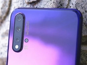 CLIP: Smartphone 4 camera sau, RAM 8 GB, giá 9,49 triệu