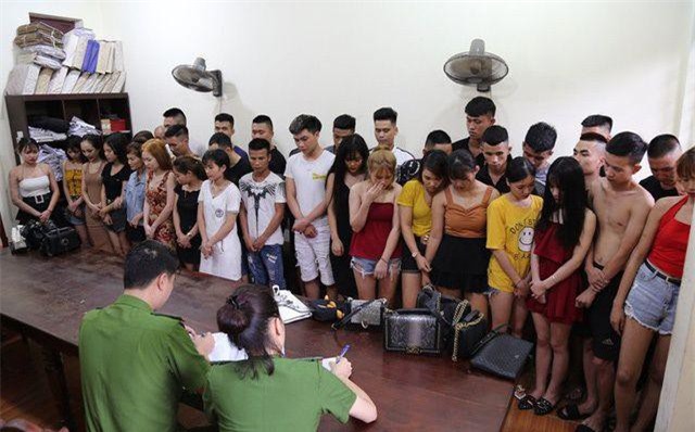Vĩnh Phúc: Bắt quả tang 43 nam, nữ thanh niên “phê” ma tuý trong quán karaoke