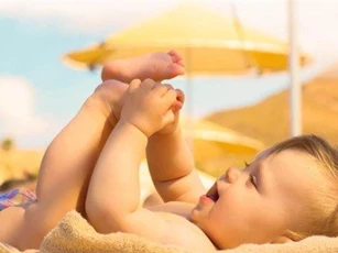 Sự thật giật mình: Tắm nắng cho trẻ sơ sinh, vừa sai lầm vừa nguy hiểm