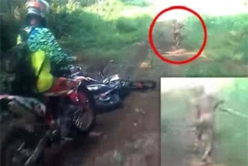 CLIP: Phượt thủ Indonesia bị ‘quái vật’ giống yêu tinh tấn công