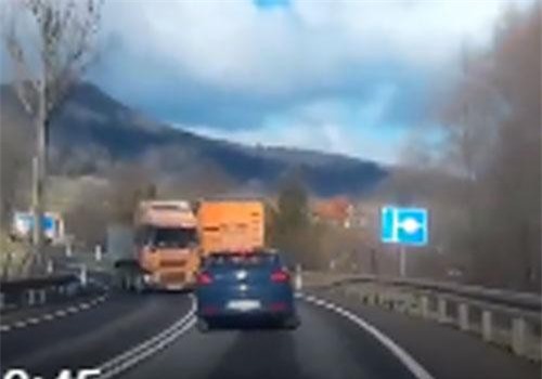 Tai nạn kinh hoàng do ôtô bị nổ lốp trên đường