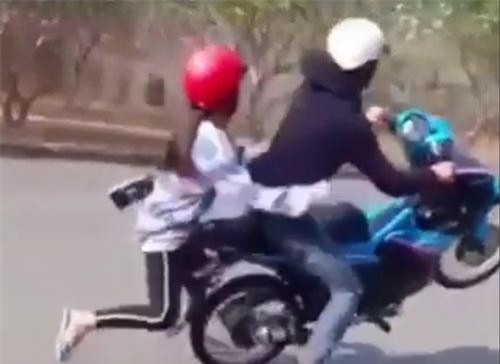 CLIP: Nam thanh niên ‘bốc đầu’ xe thể hiện với bạn gái và cái kết ‘cực đắng’