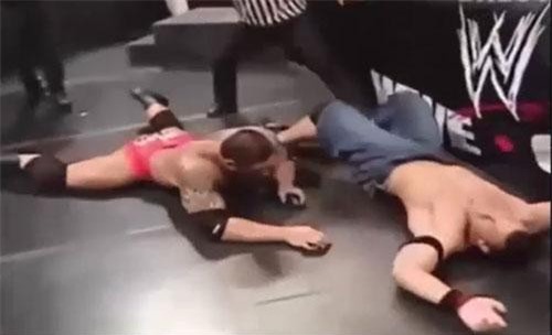 CLIP: Hài hước với những tai nạn khó đỡ trên sàn đấu của các đô vật