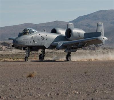 Cường kích A-10 thể hiện bản lĩnh với màn hạ cánh xuống đường đất