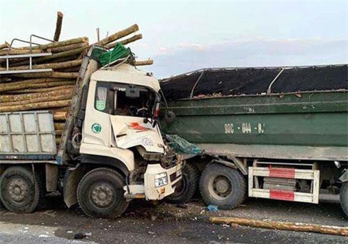 Hà Nội: Xe tải “cắn đuôi” nhau trên cầu Thanh Trì, 2 người tử vong