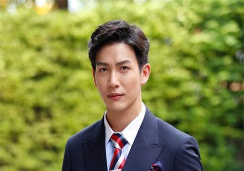 Nhìn thấy khuôn mặt đã tẩy trang của vợ sau đám cưới, tôi kinh ngạc không thốt thành lời, càng choáng hơn với câu trả lời hờ hững của cô ấy