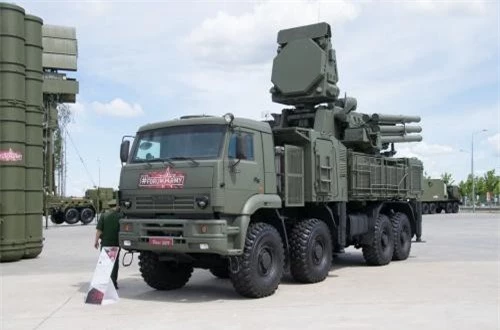 Đây chính là phiên bản cũ gọi là Pantsir-S1 dùng khung gầm không bọc thép cabin, radar và tên lửa hệ cũ và kém hơn. Nguồn ảnh: Bmpd