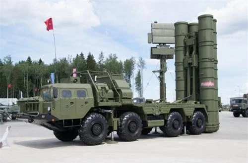 Một góc nhìn khác bệ phóng tự hành tên lửa S-400 Triumf, loại này dùng khung bệ MAZ-543 kiểu của S-300 nên đôi khi người ta có thể nhầm lẫn. Nguồn ảnh: Bmpd