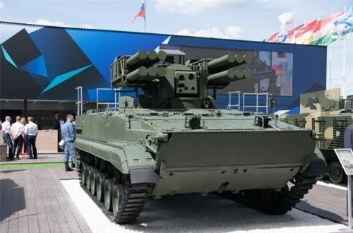Lần đầu tiên tổ hợp phòng không tầm thấp Pine dùng khung bệ xe chiến đấu bộ binh BMP-3 chính thức được giới thiệu tại Army 2019. Pine trang bị 12 tên lửa Sosna-R có tầm bắn 10km. Nguồn ảnh: Bmpd