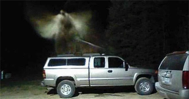 Hình ảnh chụp từ camera tự động cho thấy một điều gì đó giống thiên thần trên chiếc xe bán tải.
