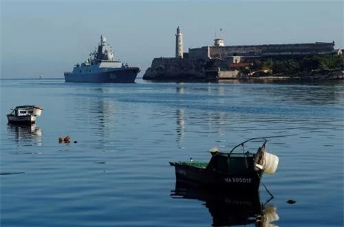 Website chính thức Bộ Quốc phòng Nga dẫn thông cáo báo chí Hạm đội biển Bắc cho hay, biên đội tàu chiến hạm đội này do tàu hộ vệ "Đô đốc hạm đội Liên Xô Gorshkov" đã tiến vào cảng Havana, Thủ đô Cộng hòa Cuba hôm 24/6. Nguồn ảnh: Thông tấn EFE