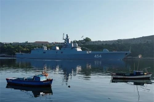 Theo báo chí Nga, trong khuôn khổ chuyến thăm, các thủy thủ Nga sẽ viếng thăm một số bảo tàng bao gồm chuyến đi tới tổ hợp lịch sử - quân sự "Morro Cabana và pháo đài San Carlos de la Cabana.Nguồn ảnh: Thông tấn EFE