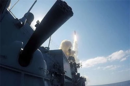 Nếu dùng để tấn công mặt đất, con tàu sẽ được nạp đạn tên lửa 3M-14T Kalibr-NK có tầm phóng hiệu quả 1.500-2.000km, nếu dùng để chống hạm nó sẽ mang loại 3M-54T có tầm bắn cực đại 600km, tốc độ siêu âm. Nguồn ảnh: Military Reviews