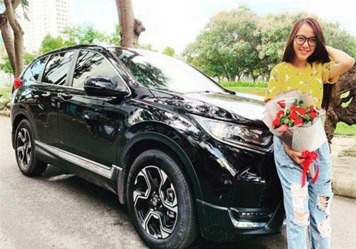 Dân số gia đình tăng quá nhanh, Hải Băng vừa được ông xã đổi cho hẳn một chiếc xế hộp 7 chỗ