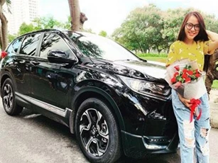 Dân số gia đình tăng quá nhanh, Hải Băng vừa được ông xã đổi cho hẳn một chiếc xế hộp 7 chỗ