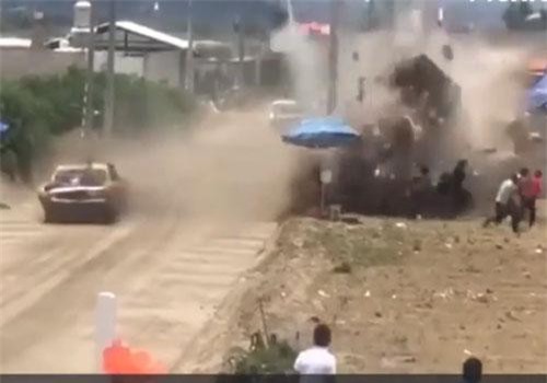 CLIP: Kinh hoàng cảnh xe đua mất lái đâm chết người đứng xem