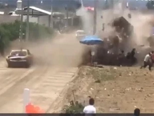 CLIP: Kinh hoàng cảnh xe đua mất lái đâm chết người đứng xem