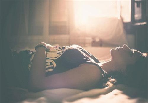 Về nhà đột ngột giữa đêm với món quà kỉ niệm 10 năm ngày cưới trên tay, tôi rón rén vào nhà và chết điếng khi cánh cửa phòng ngủ mở ra