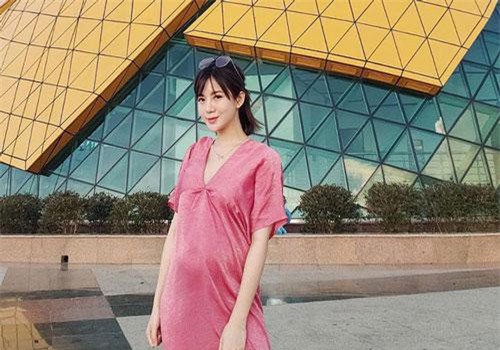 Lộ bụng lùm xùm, Tú Linh dính nghi vấn đang mang thai lần 2 sau hơn 2 năm kết hôn