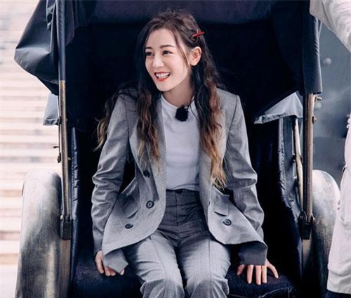 Ảnh hậu trường 'đốn tim' fan của Địch Lệ Nhiệt Ba