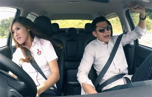 CLIP: “Nữ hoàng drift” trổ tài khiến khách hàng nam khiếp vía
