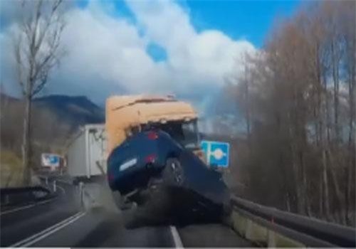 CLIP: Ôtô bị nổ lốp trên đường gây ra tai nạn kinh hoàng