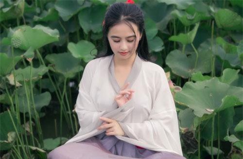 Nữ sinh chụp ảnh bên sen xinh đẹp như... thần tiên tỷ tỷ 'gây sốt' trên mạng