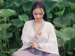Nữ sinh chụp ảnh bên sen xinh đẹp như... thần tiên tỷ tỷ 'gây sốt' trên mạng