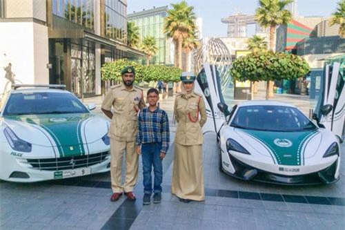 CLIP: 'Lác mắt' trước dàn siêu xe đắt đỏ của cảnh sát Dubai