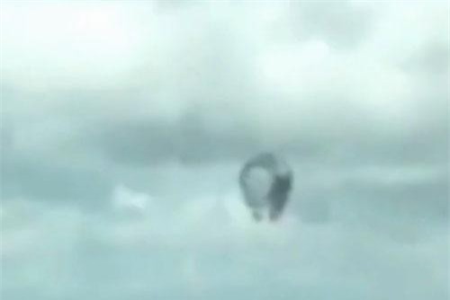 CLIP: Vật thể lạ nghi UFO biến ảo liên tục trên bầu trời Anh
