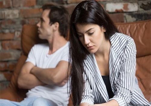 Đến thăm vợ chồng con trai, nhìn chiếc điều hòa bị chia đôi và câu chuyện đau điếng trong đó khiến tôi choáng váng cực độ