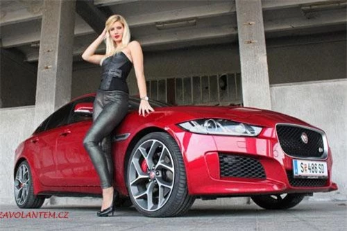 Hình ảnh hot girl bên xe Jaguar XE R-Sport.