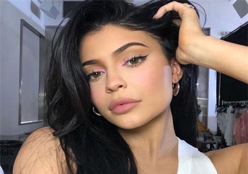 Kylie Jenner khác lạ khi không trang điểm