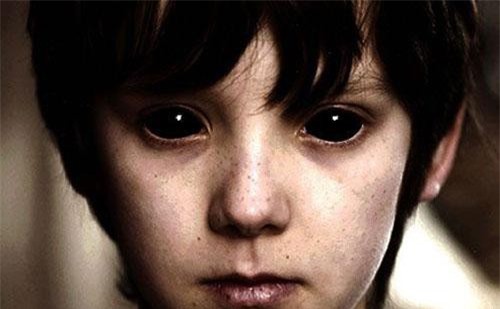 Cực ám ảnh đám trẻ mắt đen vô hồn không đồng tử