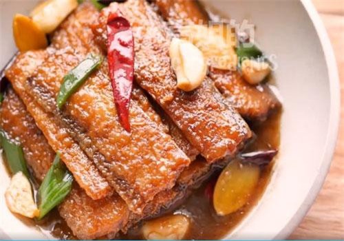 CLIP: Hướng dẫn cách làm cá hố kho hành và gừng đậm đà, thơm phức