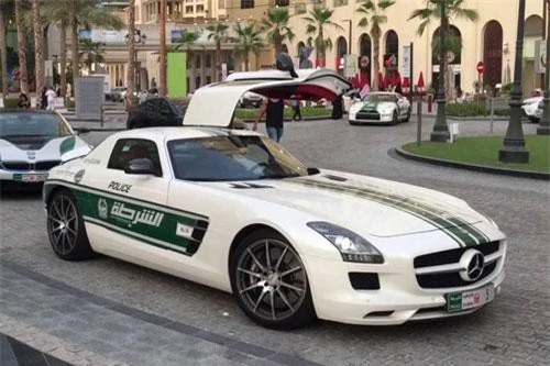 7. Mercedes-Benz SLS AMG.