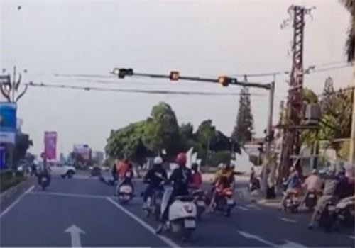 CLIP: Ôtô vượt đèn đỏ đâm hàng loạt xe máy gây ra tai nạn kinh hoàng