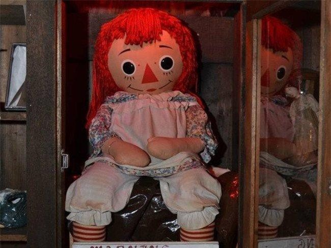 Tủ rượu Dibbuk ma quái và Annabelle - búp bê ma ám đáng sợ