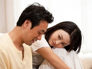 Hãi hùng với chiêu trò dùng "đồ chơi" kỳ quái để giữ vợ của chồng già bất lực