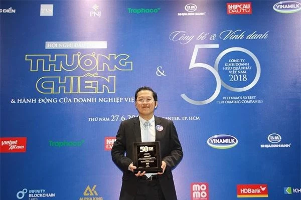 Ông Phạm Quốc Thanh – Phó TGĐ HDBank nhận giải Top các doanh nghiệp kinh doanh hiệu quả nhất Việt Nam.