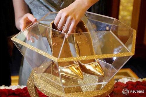 Cận cảnh đôi giày sang chảnh nhất thế giới, giá 17 triệu USD