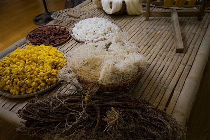 Kén, sợi đũi, nguyên liệu nhuộm... được trưng bày tại số 2 Hoa Lưu. 