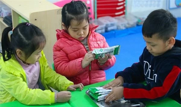 Lứa tuổi mầm non cũng là lứa tuổi vàng để bổ sung vi chất vì vậy những sản phẩm bổ sung vi chất trong những bữa ăn học đường thực sự cần thiết với trẻ. Lứa tuổi mầm non cũng là lứa tuổi vàng để bổ sung vi chất vì vậy những sản phẩm bổ sung vi chất trong những bữa ăn học đường thực sự cần thiết với trẻ.