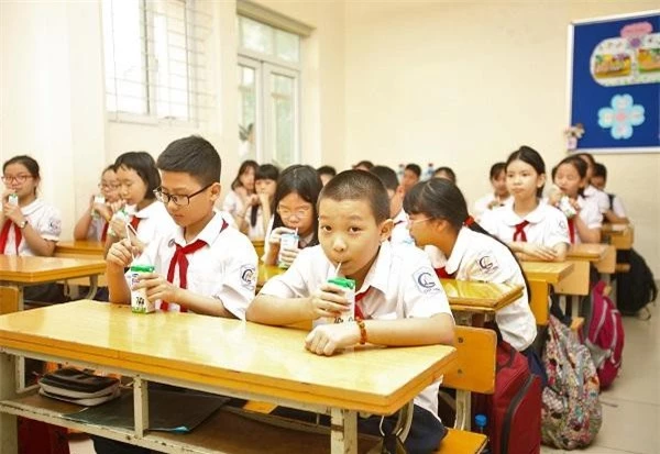 Ngoài các bữa ăn hàng ngày ra, các thực phẩm dành cho trẻ như sữa cần bổ sung thêm nhiều vi chất quan trọng để góp phần cải thiện trí tuệ và thể chất cho các em. Ngoài các bữa ăn hàng ngày ra, các thực phẩm dành cho trẻ như sữa cần bổ sung thêm nhiều vi chất quan trọng để góp phần cải thiện trí tuệ và thể chất cho các em.